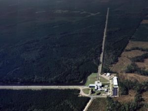 L’osservatorio LIGO (Laser Interferometer Gravitational-Wave Observatory) a Livingstone (Usa): si vedono i bracci, lunghi 4 km, dove corrono i laser che rilevano il passaggio di onde gravitazionali