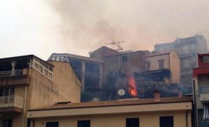 L'incendio a Lascari dove sono state evacuate le scuole, alcune abitazioni e una casa di riposo, 16 giugno 2016. ANSA