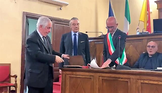 Cerimonia solenne e atmosfera di festa nella Sala consiliare del Palazzo dell’Aquila di Milazzo per il conferimento della cittadinanza onoraria al nostro Dirigente Scolastico, professor Stello Vadalà.