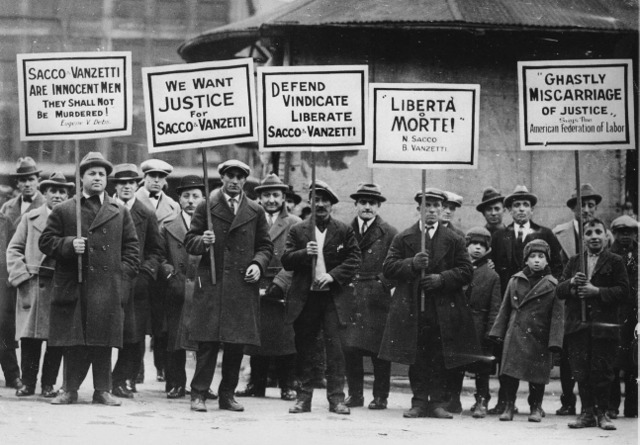 Sacco e Vanzetti: due uomini, una storia, un’ingiustizia Folle immense manifestano a New York, Detroit e Philadelphia, ma ogni iniziativa fu inutile: i due trovarono la morte su una sedia elettrica, scatenando indignazione e rivolte.