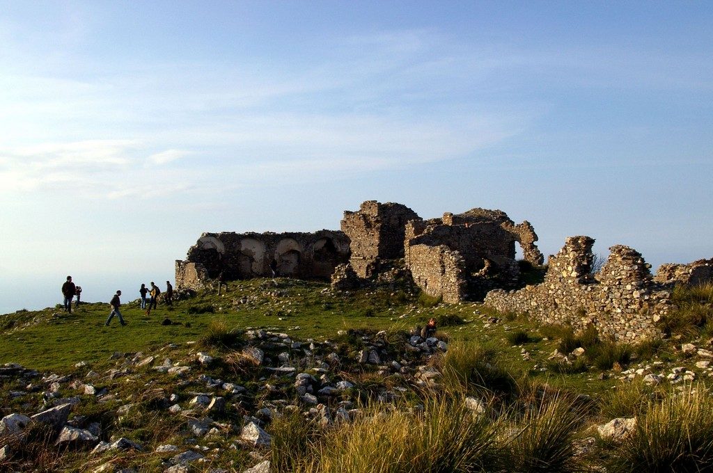 Sul monte della Guardia nel 1366 Vinciguerra d'Aragona, Gran Giustiziere del Regno di Sicilia, edificava un castello 