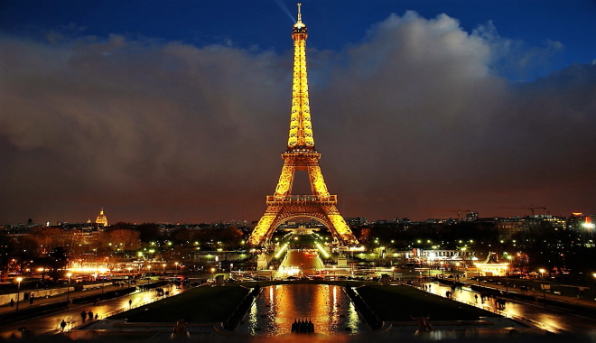 Torre Eiffel l'emblema di Francia, cento anni ma non li dimostra