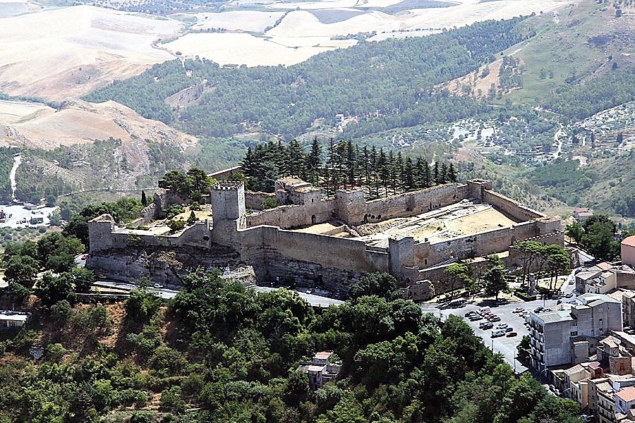 Il "Castello di Lombardia" simbolo della città di Enna