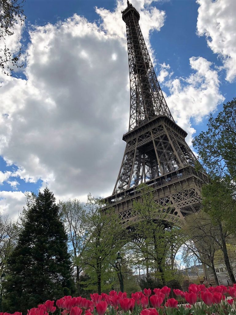 Torre Eiffel l'emblema di Francia, cento anni ma non li dimostra