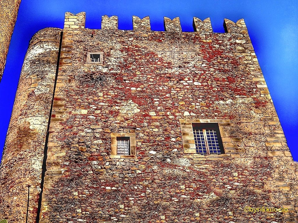 La Torre del Castello dei Lancia a Brolo domina la  Costa Saracena
