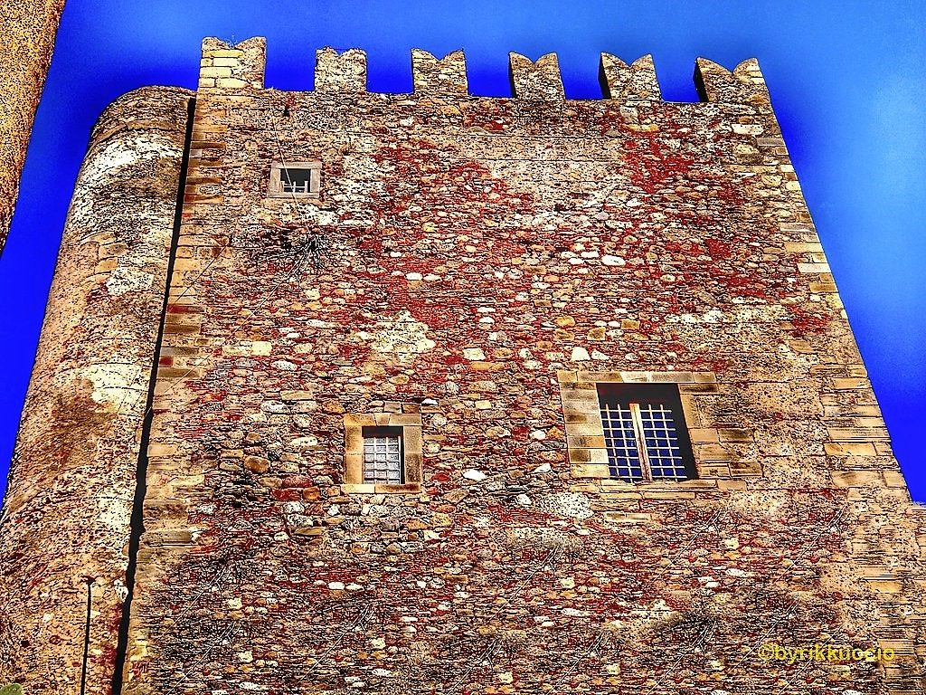 La Torre del Castello dei Lancia a Brolo domina la Costa Saracena