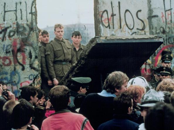 Muro di Berlino, non soltanto un crollo fisico...ma un crollo politico