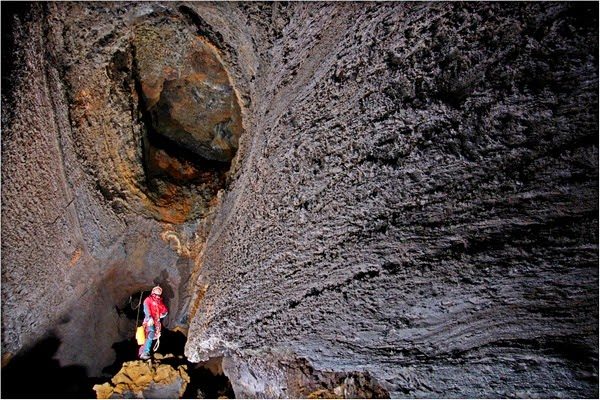 L’Etna, i suoi segreti svelati dalla "Grotta di Mompeloso"