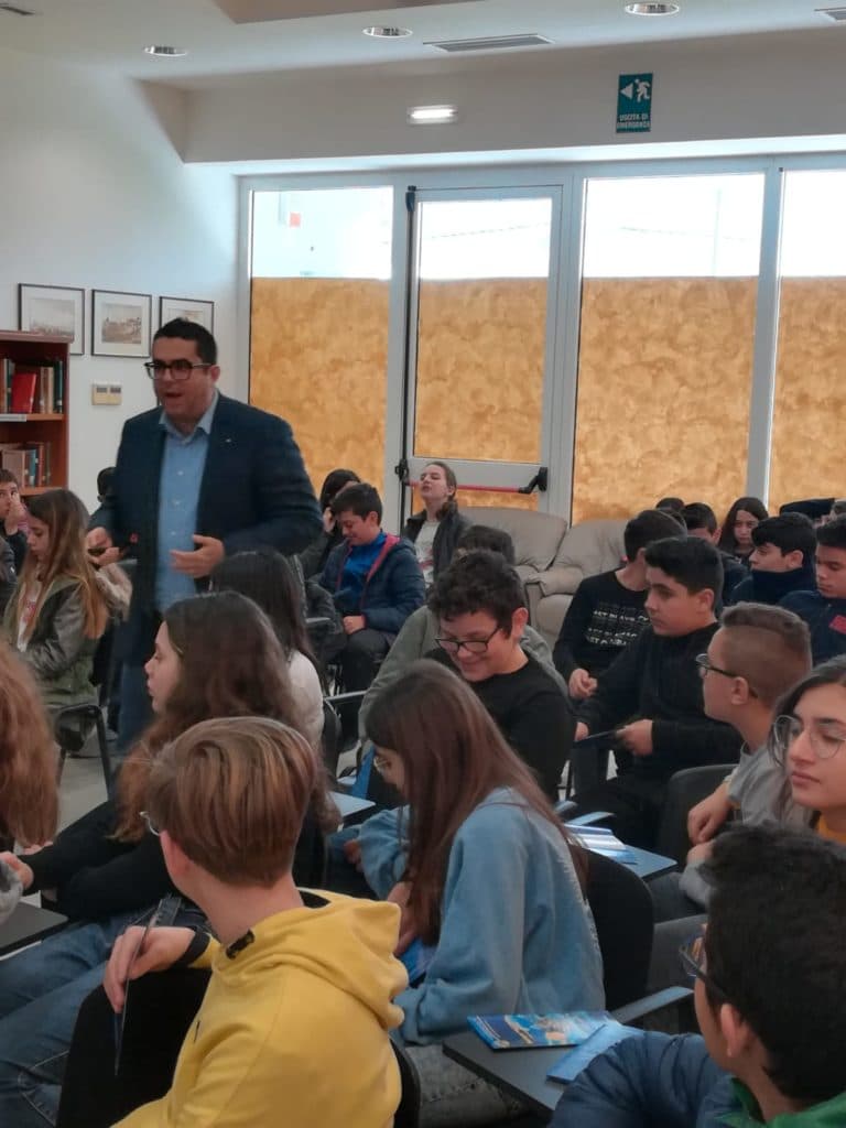 Cyberbullismo per sconfiggerlo “Interconnettiamoci... ma con la testa!”