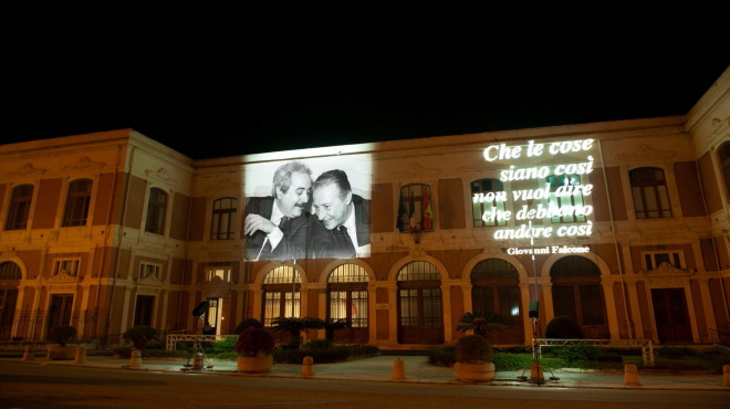 XXVIII anniversario della strage di Capaci, la facciata di UniMe illuminata in ricordo