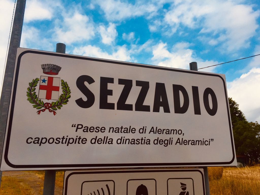 Ingresso della città di Sezzadio con la nuova cartellonistica voluta dall’Amministrazione Comunale e dalla nascente Euro-Mediterranean Federation on Ancient Medieval Migration.