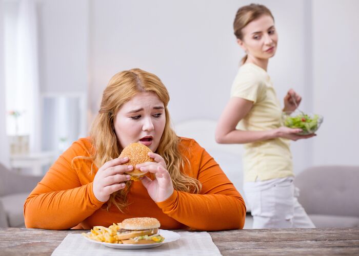 Per indicare l’insieme di tutti i Disturbi del Comportamento Alimentare è stata addirittura coniata la sigla DCA, che comprende, oltre all’anoressia e alla bulimia nervosa, anche l’obesità e il “binge eating disorder” (fame insaziabile con continue e ripetute abbuffate di cibo).